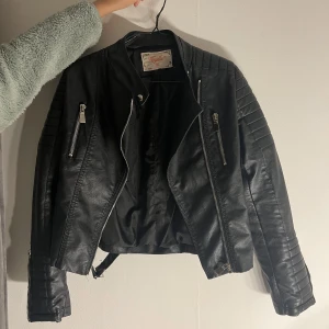 Skinn jacka storlek s   - Skinn jacka från madlady storlek S bra skick  