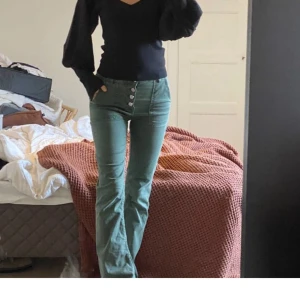 Gröna jeans  - Säljer super snygga gröna jeans med fickor dör fram från Zara. Det är en gammal model som inte längre säljs 