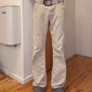 Beiga jeans med mudd nedtill från märket Crocker, riktigt snygga. Storlek 30, sitter mer som 31. Kan mötas upp i Stockholm eller frakta.