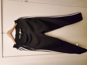 Adidas byxor  - Adidas byxor stl M  Aldrig använda. 