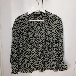 Militärgrön blus strl xs/m - Passar ganska så många, Nyskick!