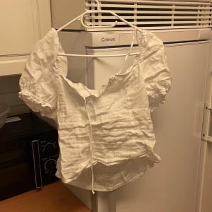 Blus - bra skick. använd men inga hål, lite urtvättat på vissa ställen men inget som är synligt. Köparen får stå för frakten