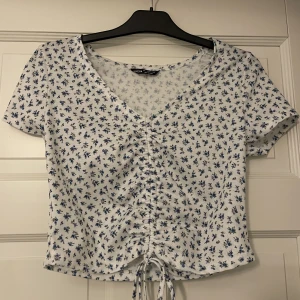 Blommig SHEIN topp - Oanvänd topp från SHEIN, storlek: M. Ordinarie pris 90 men säljs för 59 kr ink frakt.