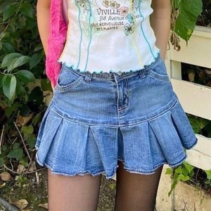 Söt lågmidjad kjol  - Jätte söt 90’s skirt som tyvärr är för liten för mig. (Första bilden är lånad) skriv om det är nått💕😊