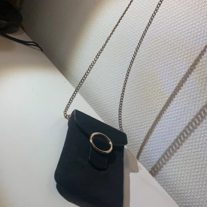 Mobil väska  - Här har vi en svart mobil väska med guld detaljer. Använd 4-5 gånger Max.