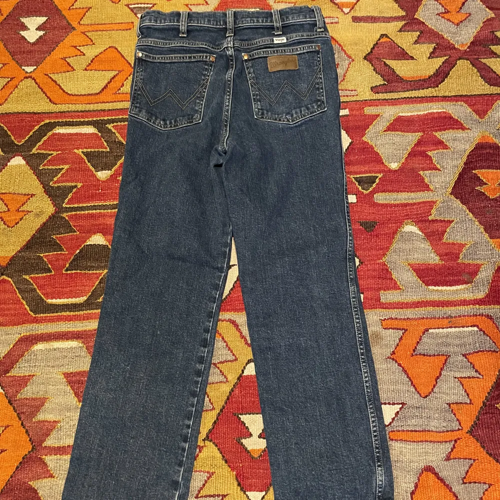 Wrangler Jeans säljes i modell Wild West.  Straight passform och högmidjad. Köpta nya för 899kr. Hämtas i Stockholm eller skickas med postnord. Kan gå ner i pris vid snabb affär.. Jeans & Byxor.