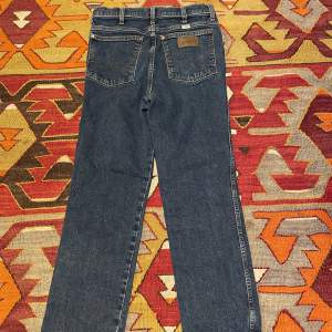 Wrangler Jeans säljes i modell Wild West.  Straight passform och högmidjad. Köpta nya för 899kr. Hämtas i Stockholm eller skickas med postnord. Kan gå ner i pris vid snabb affär.