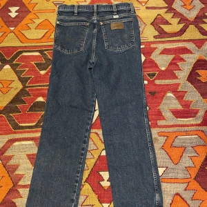 Wrangler Jeans - Wrangler Jeans säljes i modell Wild West.  Straight passform och högmidjad. Köpta nya för 899kr. Hämtas i Stockholm eller skickas med postnord. Kan gå ner i pris vid snabb affär.