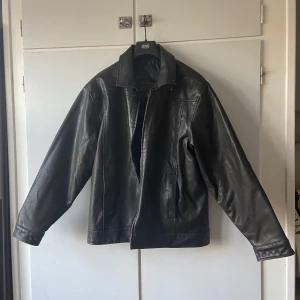 Skinnjacka  - Fin jacka som knappt är använd i storlek M Obs!! Dragkedjan funkar inte  Det finns kvar