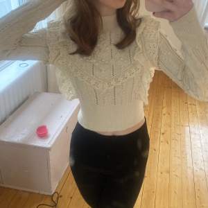 Såå fin vit/beige, volangtröja från Zara!! Köp direkt för 250:- eller skriv privat och lägg eget bud 💖💖