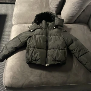 Svart jacka - Detta är en svart pufferjacket i storlek xs, den är större i storleken. Den är köpt från Zalando.