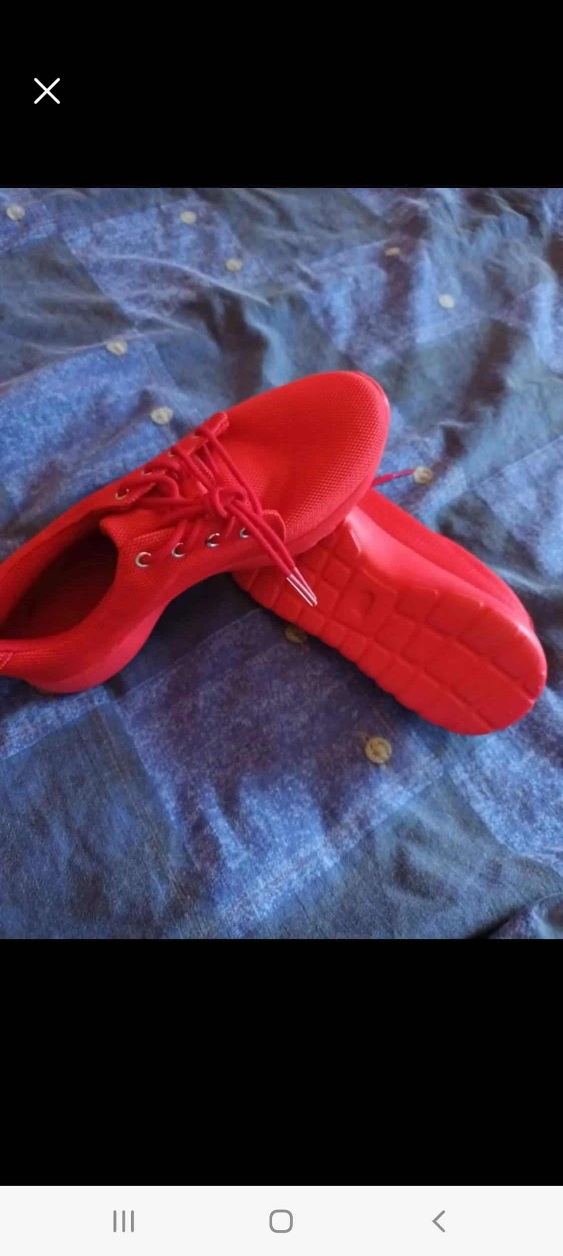Skor roda helt nya