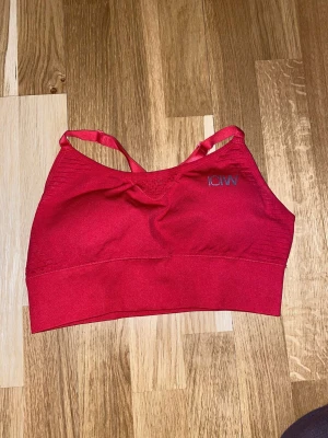 Icaniwill  - Röda icaniwill är medium storlek 200   Gråa är från hm och storlek medium , 80 kronor 