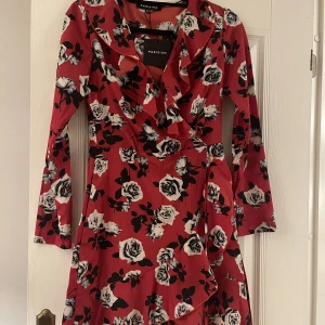 Klänningar - Oanvänd från Parisian/Nelly