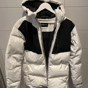 Sailracing vinterjacka  - Hej Säljer min Sailracing vinterjacka som är i väldigt bra skick. Passar perfekt nu till vintern. Jackan är endast använd i 1 säsong väldigt sparsamt. Nypris 4400kr Mitt pris 1600kr storkek M