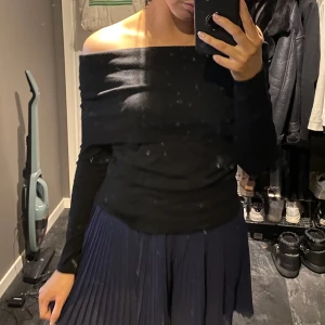 Off shoulder tröja  - Jättefin!! Inte smutsig utan min spegel som e smutsig. Kan skicka fler bilder💅🏼💅🏼💅🏼 