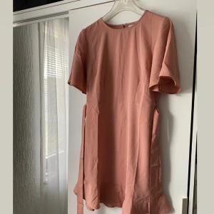 Klänning  - Klänning i storlek 36.