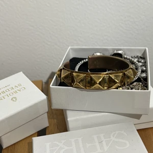 Armband med nitar  - Guldigt justerbart armband emd nitar i använt skick! Lite slitet men inte farligt ❤️ älskar den men hinner inte använda den. Passar mig med smala handleder💛