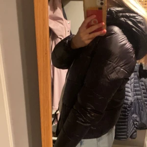 Glansig jacka - Säljer denna sjukt snygga jackan från märket G star raw. Köpt för 1499kr .Den ser glansig ut men är fortfarande inte ”plastig”.  Säljer då  jag beställde fel storlek. OBS ganska liten i storleken (passar xs i vanliga fall)💕Endast använd 3 ggr. 