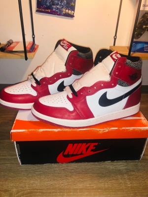 Jordans - Säljer ett par Jordan 1 lost and found. Skorna är vunna på SNKRS appen. Det är storlek 41 och dom har aldrig andvänds eller testats. va inte blyga för att fråga något och hör gärna av er. Kvitto och alla tillbehör ingår