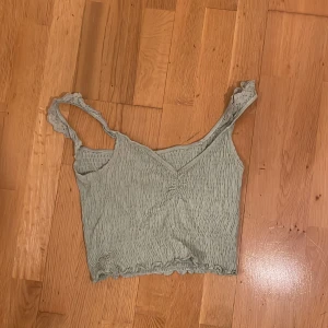 ljusgrön festtopp  - Ljusgrön topp. Knappt använd. Bra skick. 