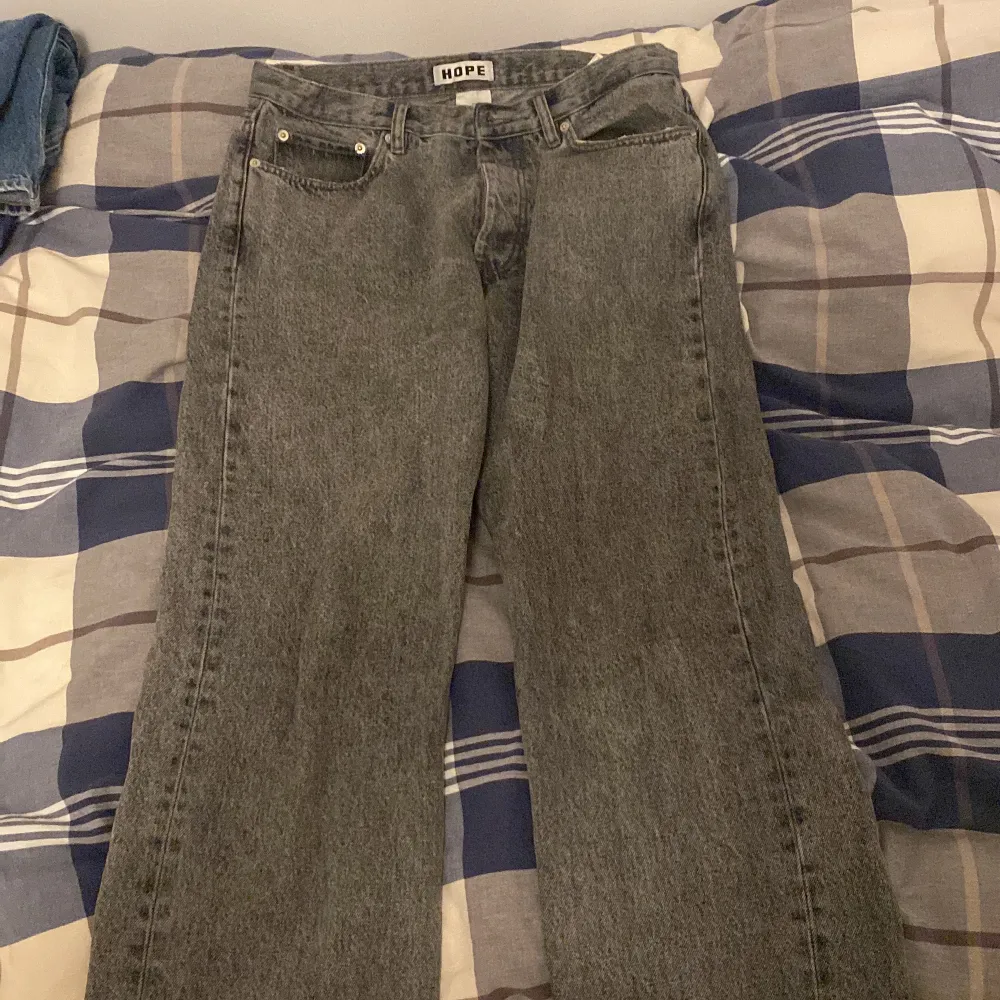 Gråa hope jeans som är i helt okej skick. Lite slitna längst ner på de men annars är det inget fel. . Jeans & Byxor.