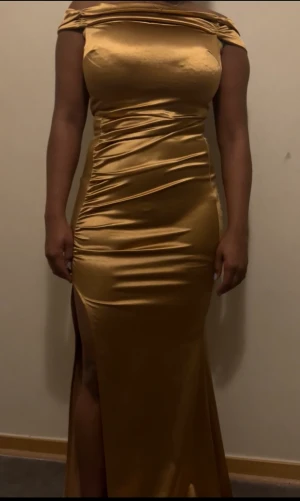 Klänningar  - Rensar garderoben priset kan diskuteras 