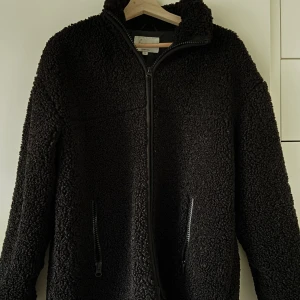 Jacka strl 36 - Svart jacka/fleece i strl 36. Verkligen super fin och mysig jacka, men säljer då jag har för många jackor.  Köparen står för frakt. 