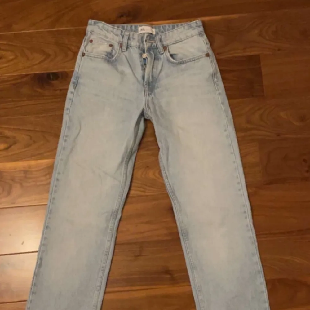 Säljer även dessa snygga jeans från zara då de ej kommer till användning💕Kom privat för fler bilder och frågor/ säljer för 250kr inkl frakt. Farkut & Housut.