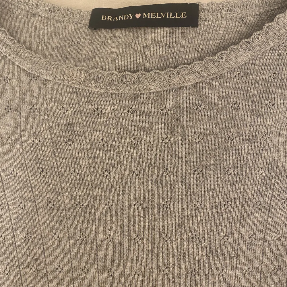 Superfin grå tröja från Brandy Melville❣️ Är i storleken one size men passar XS-S. Stickat.