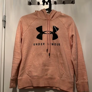 Under Armour Hoodie Strl XS - Denna hoodie är knappast använd. Den säljer jag eftersom den inte passar och att den ligger bara hos mig. Det är fleece på insidan och den har även en ficka framme som ni kan se på bilden. Skriv gärna till mig  du är intresserad och pris kan diskuteras.