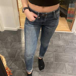 Low Rise Skinny Crop American Eagle Jeans, storlek 4. Säljer för 150 kr, köparen står för frakten 🌸