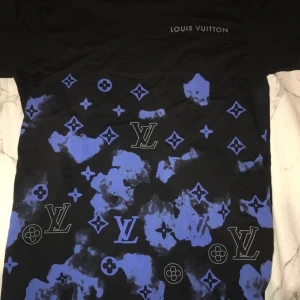 Lv T-shirt - Jättefin LV T-shirt. Nyskick aldrig använd. Skriv för fler bilder. En kvar i lager 