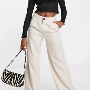 Linnebyxor  - Superfina linnebyxor som även är LÅNGA🤩 Jag är 178 och går ända ner till fötterna. Aldrig använda då dom inte passade. Köparen står för frakten📦 