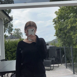 Svart stickad tröja med knytning i armarna  - Svart stickad tröja med knytning i armarna 