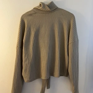 Stickad polo, öppen rygg - Stickad polo med knytrygg. Säljer då den inte kommer till användning. Skriv för fler bilder💕