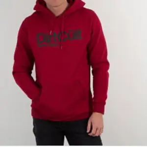 Säljer nu min röda dirtcult hoodie, den är i väldigt fint skicka och sparsamt använd. Det är en killmodell i storlek S så den passar även M. Nypris 799.