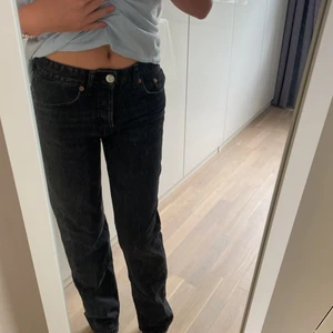 Zara mid raise jeans - Säljer ett par nya och jätte fina zara mid raise jeans i strl 34. Säljer pga att dom blev för tajta i midjan. Dom passar på längden på mig som är 1,65💗Skriv om du intresserad! (köpare betalar frakt)