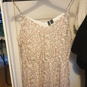 Blommig klänning - Från vero moda, endast använd en gång Str. M men passar mig som har S annars