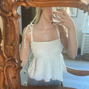 Vit Topp från zara  - Säljer denna supersöta toppen från Zara!! 🖤