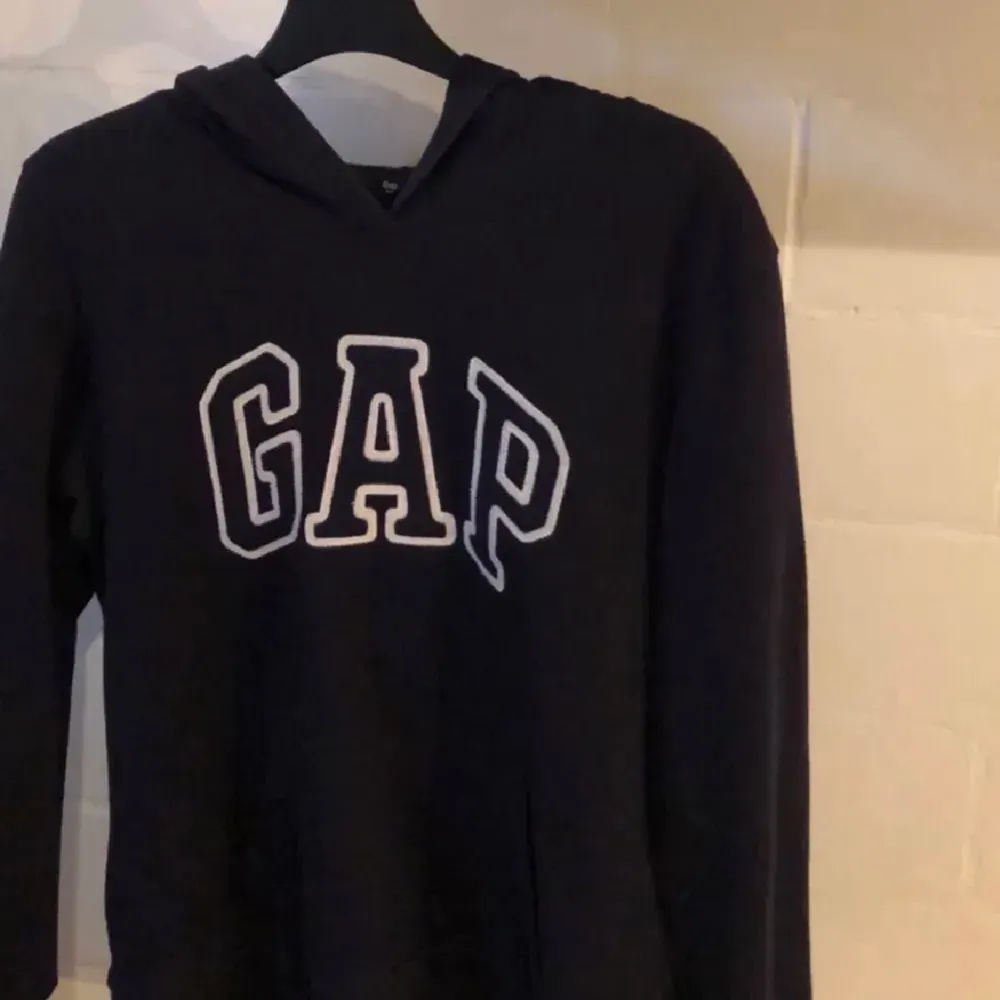 Säljer denna gap hoodien, eftersom den aldrig kommer till användning. Köpt för 399kr, säljer för 130kr . Hoodies.