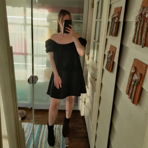 Svart klänning M - Puffig svart klänningen som är skön att ha på sommaren, både hemma och för att gå ut i.  Har i andra bilden stylat klänning med ett skärp och den blir riktigt snygg så ;) Plagget är i storlek M men funkar för mig som är en S  Öppen till att diskutera pris