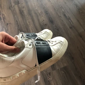 Valentino open sneaker - Säljer valentino beaters, skick 5/10 Inget og!