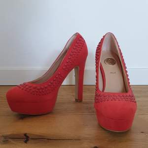 Never worn 18cm red Italian pumps size 37 