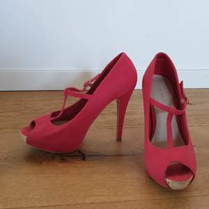 Belted red-pink 18cm pumps with open toe