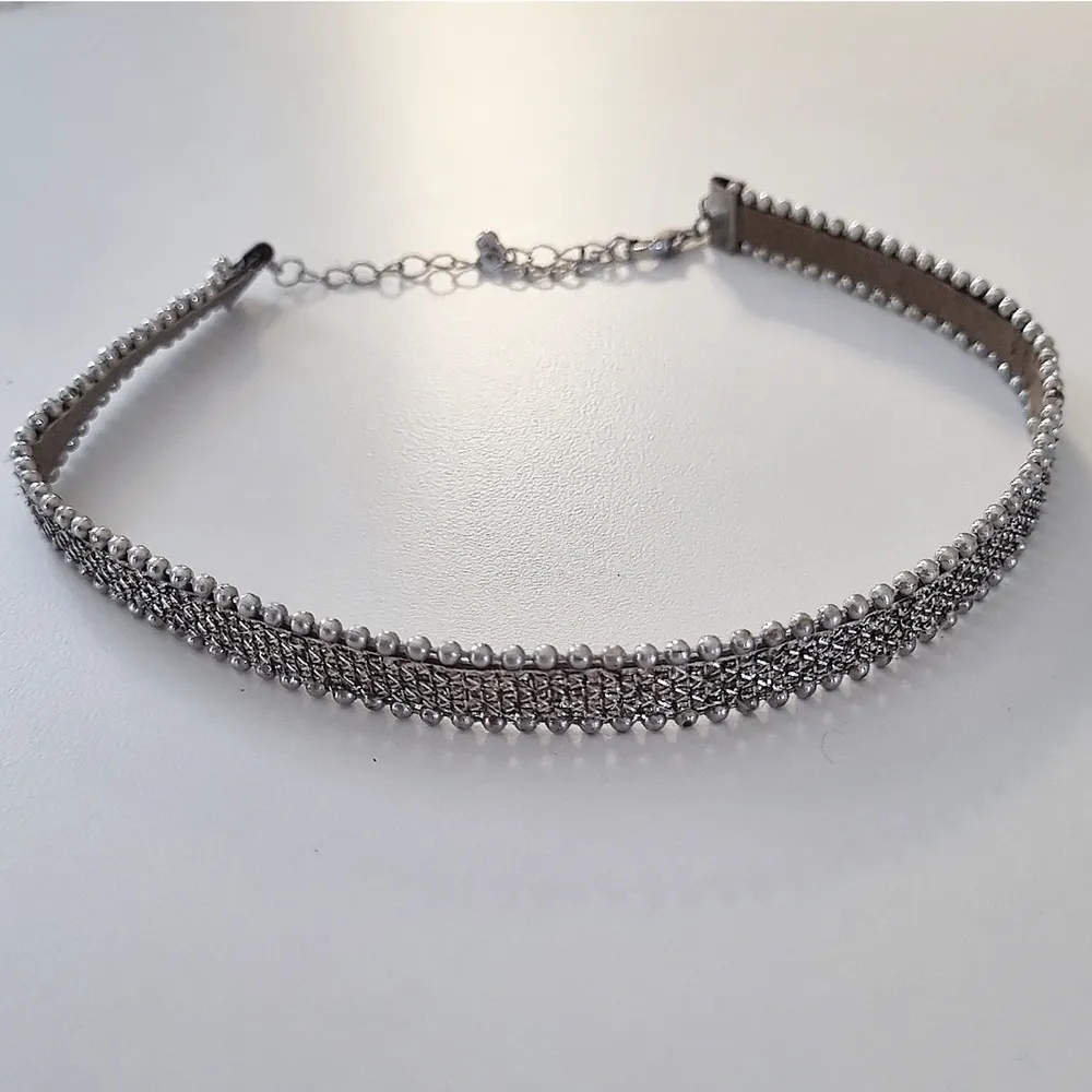 Halsband i fint skick med fina detaljer. Frakt 11kr.. Asusteet.