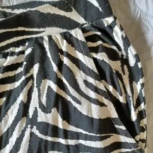 Ett par tunna zebramönstrade byxor som funkar perfekt som både vardagskläder och pyjamas.  Byxorna har inte kommit till användning så många gånger p.g.a. de är lite för små för mig. ~ Varan kostar 40kr och frakten kostar 39kr.