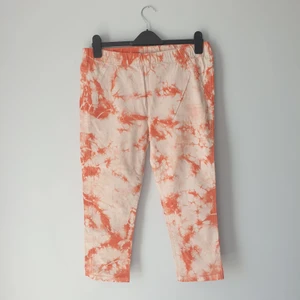Byxor 3/4 i tiedye-stilen - Fina byxor i tiedye stilen som påminner i färgen om koi fiskar. 98% bomull och 2% elastan.