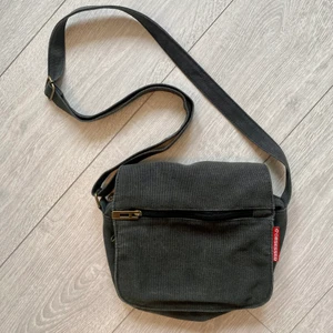 Väska - Säljer en väska köpt second hand, passar till det mesta. Köpare står för frakt💘❣️