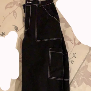 Oanvända Svarta Byxor - Oanvända svarta jeans, köptes 2022 i HM. 